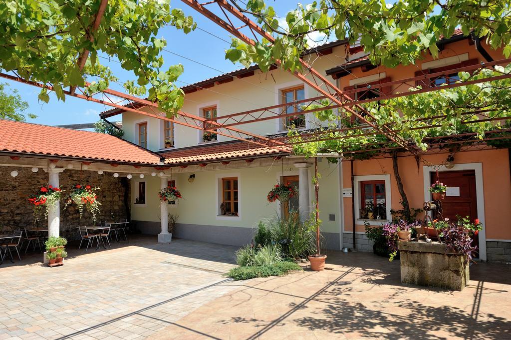Villa Tourist Farm Dujceva Domacija Vremski Britof Exterior foto
